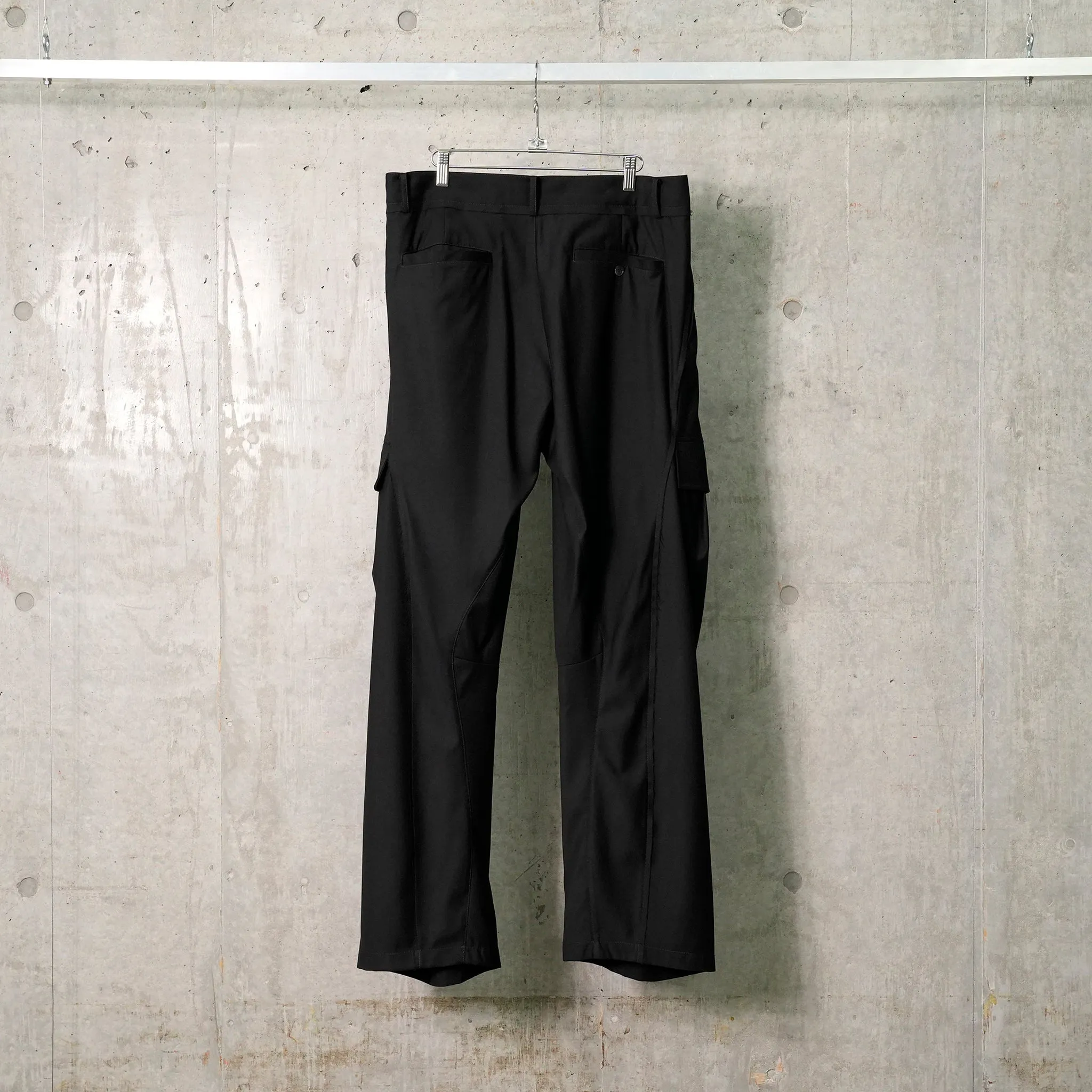 CURVED RAW EDGE TROUSERS / BLACK