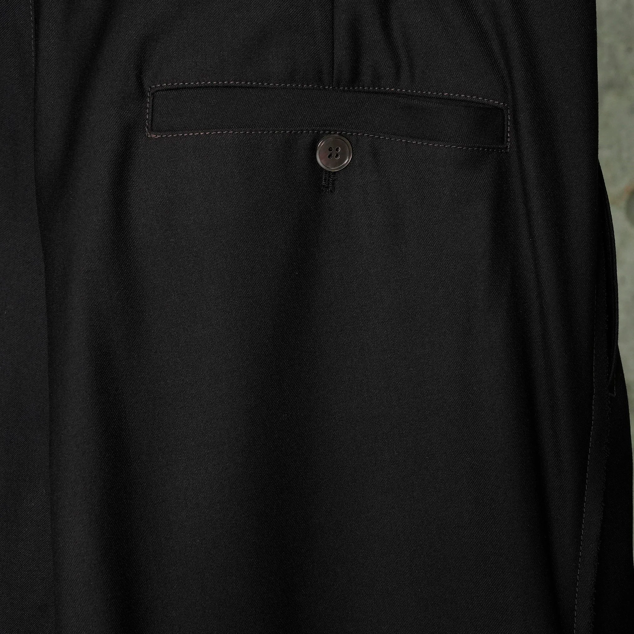 CURVED RAW EDGE TROUSERS / BLACK