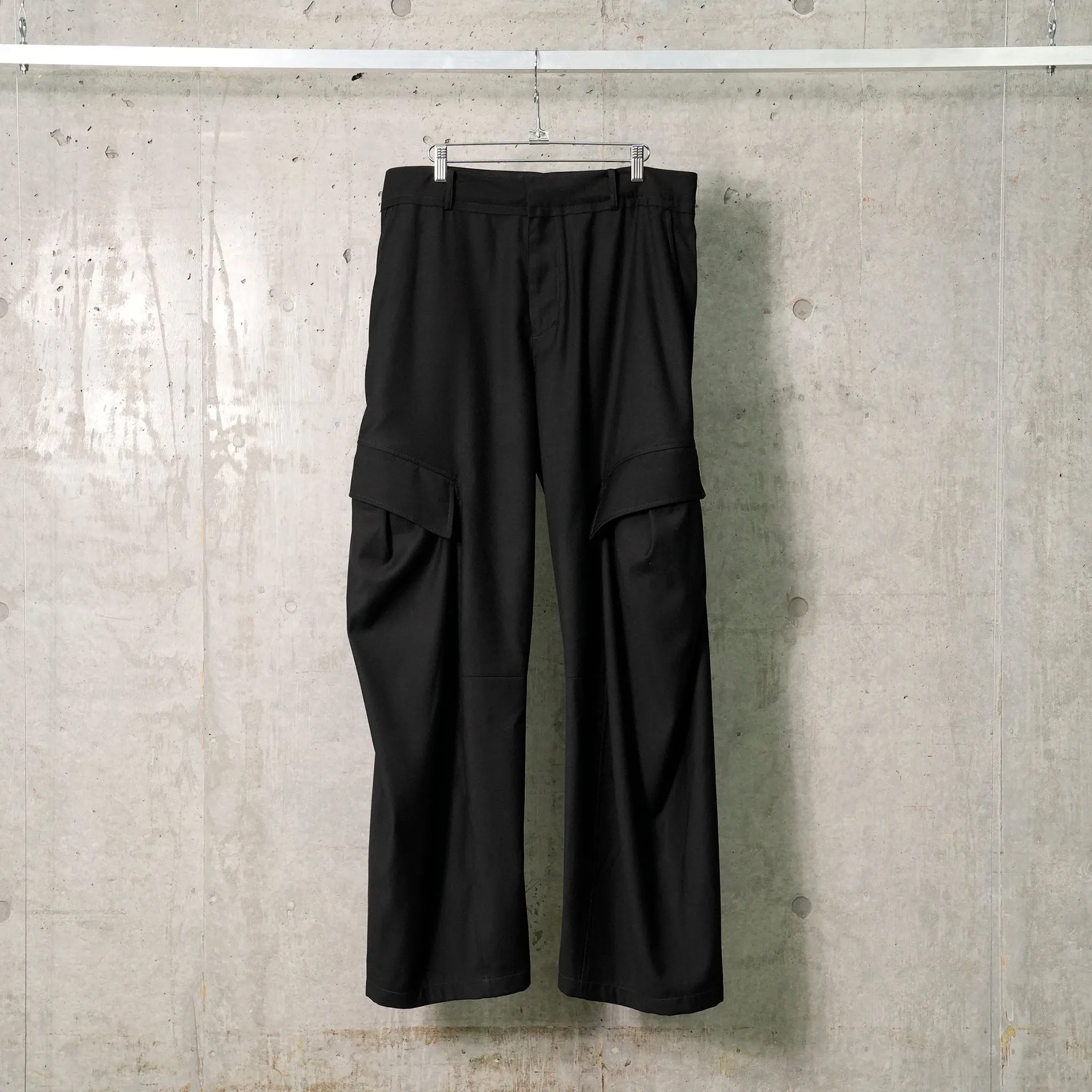 CURVED RAW EDGE TROUSERS / BLACK